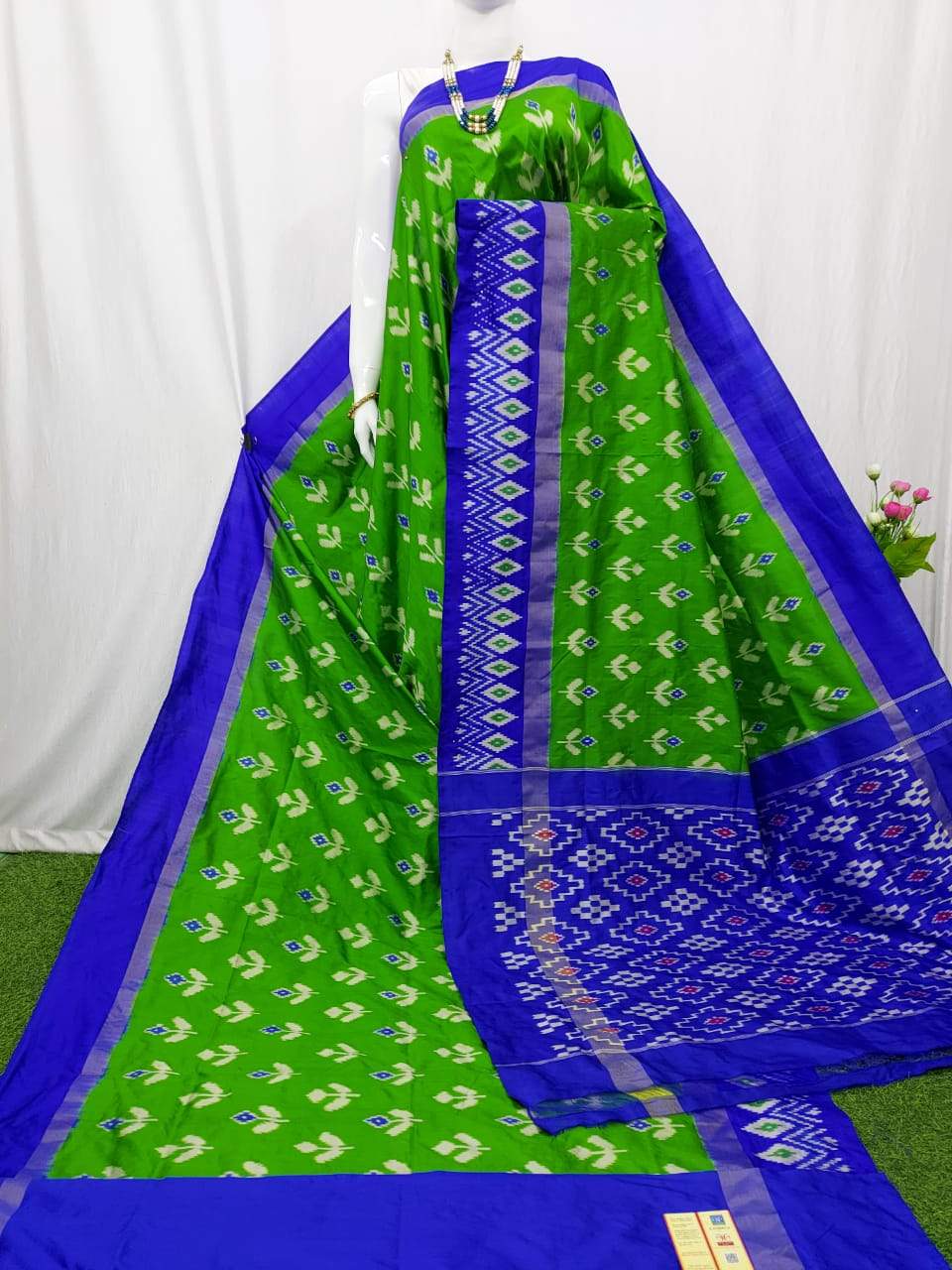 Parrot Green Kuppadam Saree With Blue Borders || New Arrivals || Vanitha TV  - YouTube
