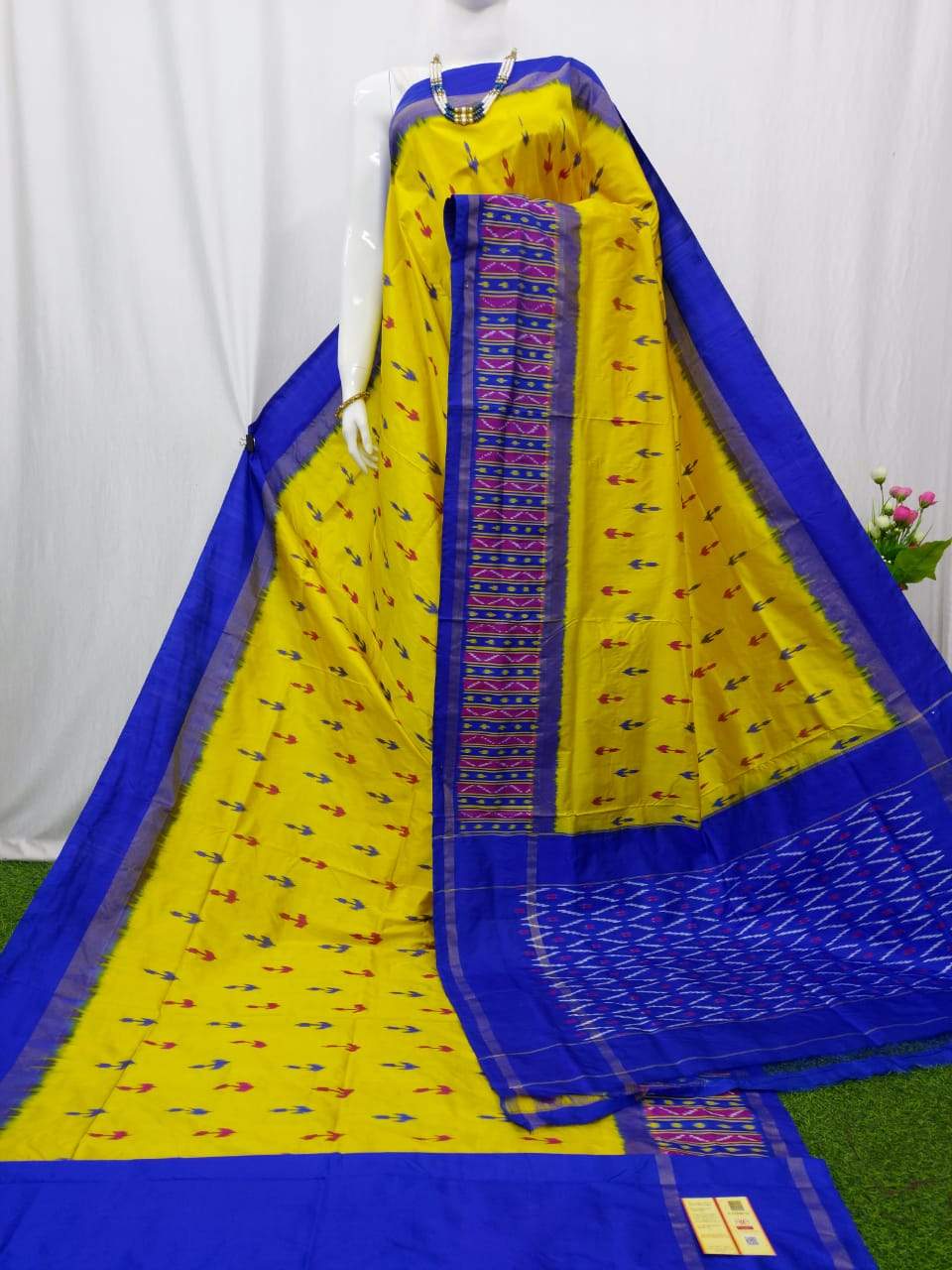 Bhavya - Handwoven Hathi Popat Pochampally Single Ikat Silk Saree